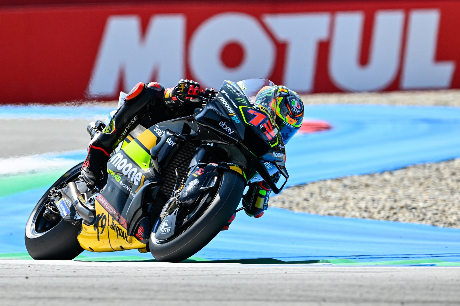 Bezzecchi otorga al VR46 la pole en Assen; Marc Márquez cae y termina 17