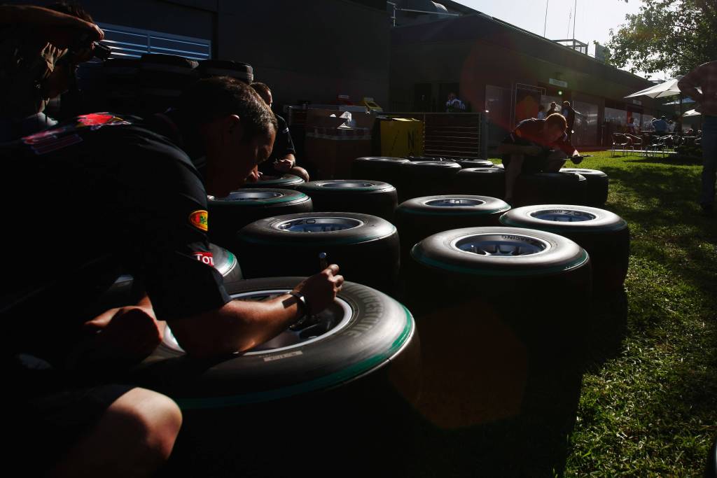 Bridgestone estreita conversas e prepara briga contra Pirelli por fornecimento de pneus da F1