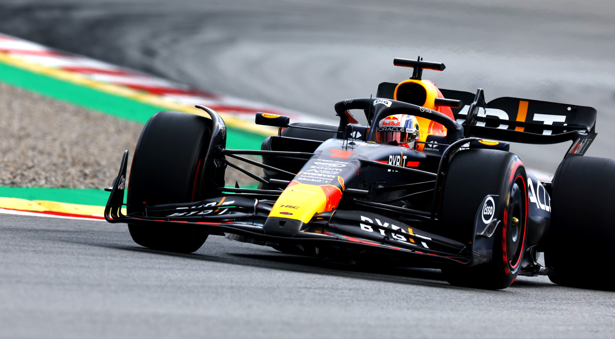 Verstappen lidera tercer ensayo de ‘vuelta única’ complicado por la lluvia en España