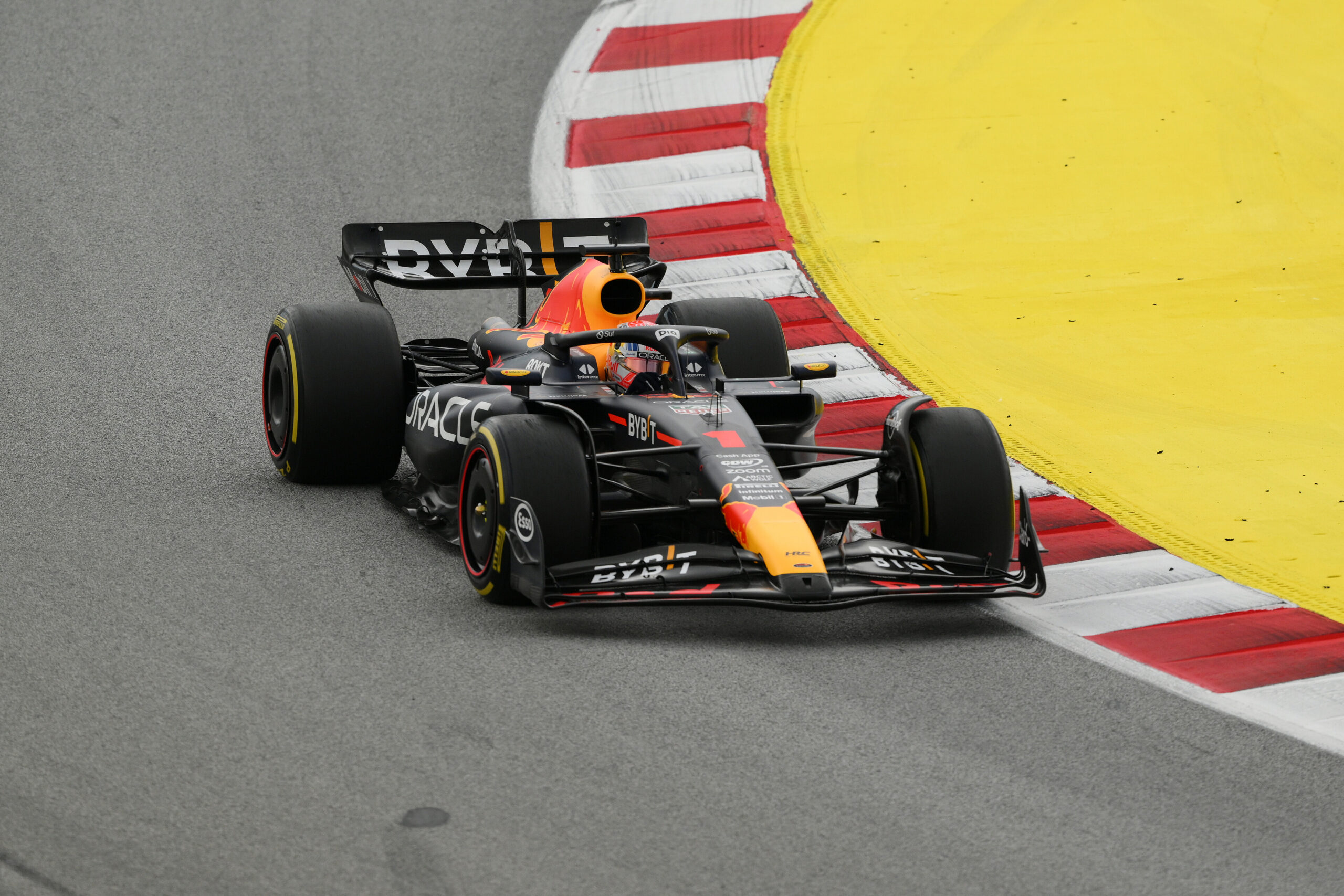 Verstappen pasea en Barcelona y vence el GP de España; Sainz 5° y Alonso 7°