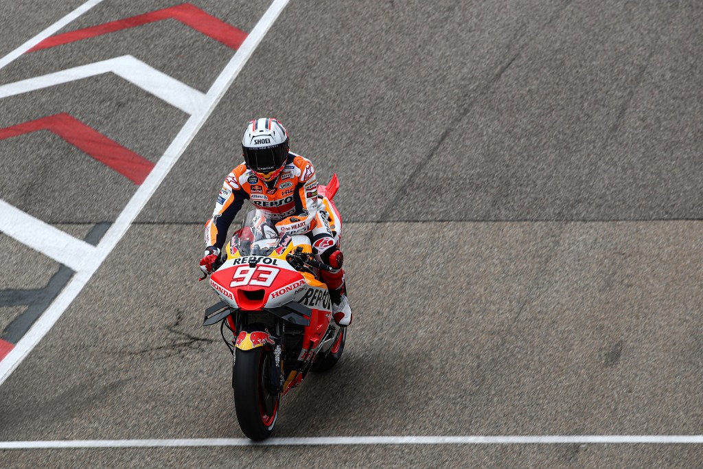 Marc Márquez desiste de GP da Alemanha após fraturar dedo da mão em 5ª queda