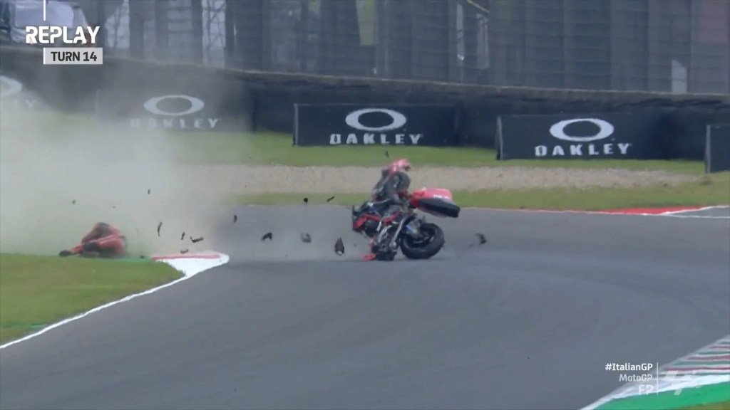 Augusto Fernández cae y destruye su moto en última práctica del MotoGP en Italia