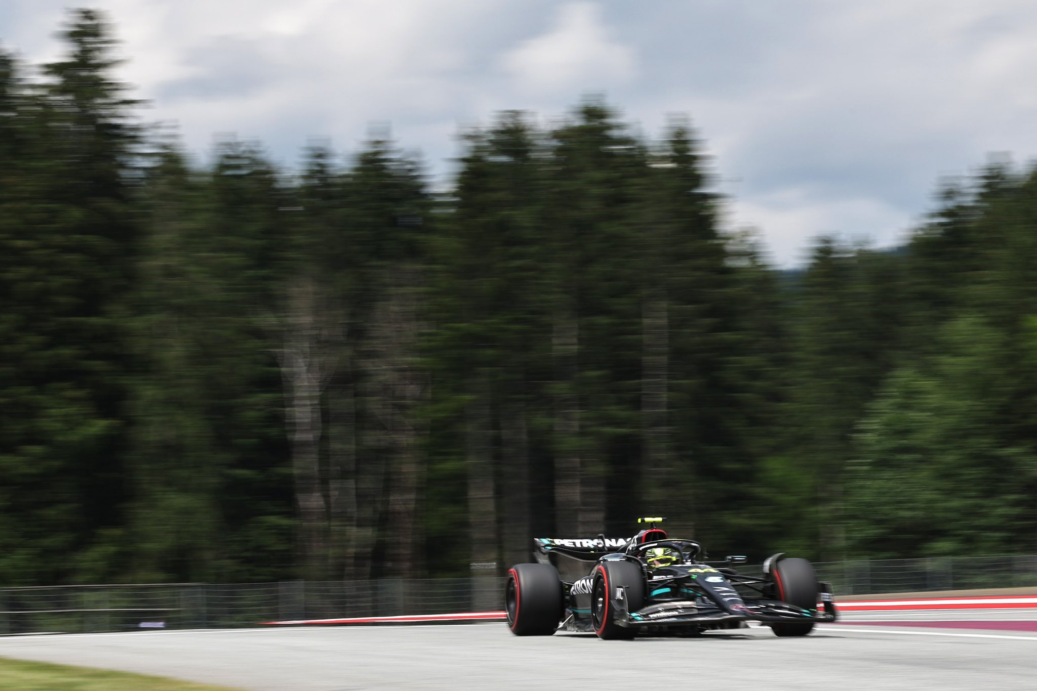 Hamilton vê Mercedes como terceira força na Áustria: “Sessão muito difícil”