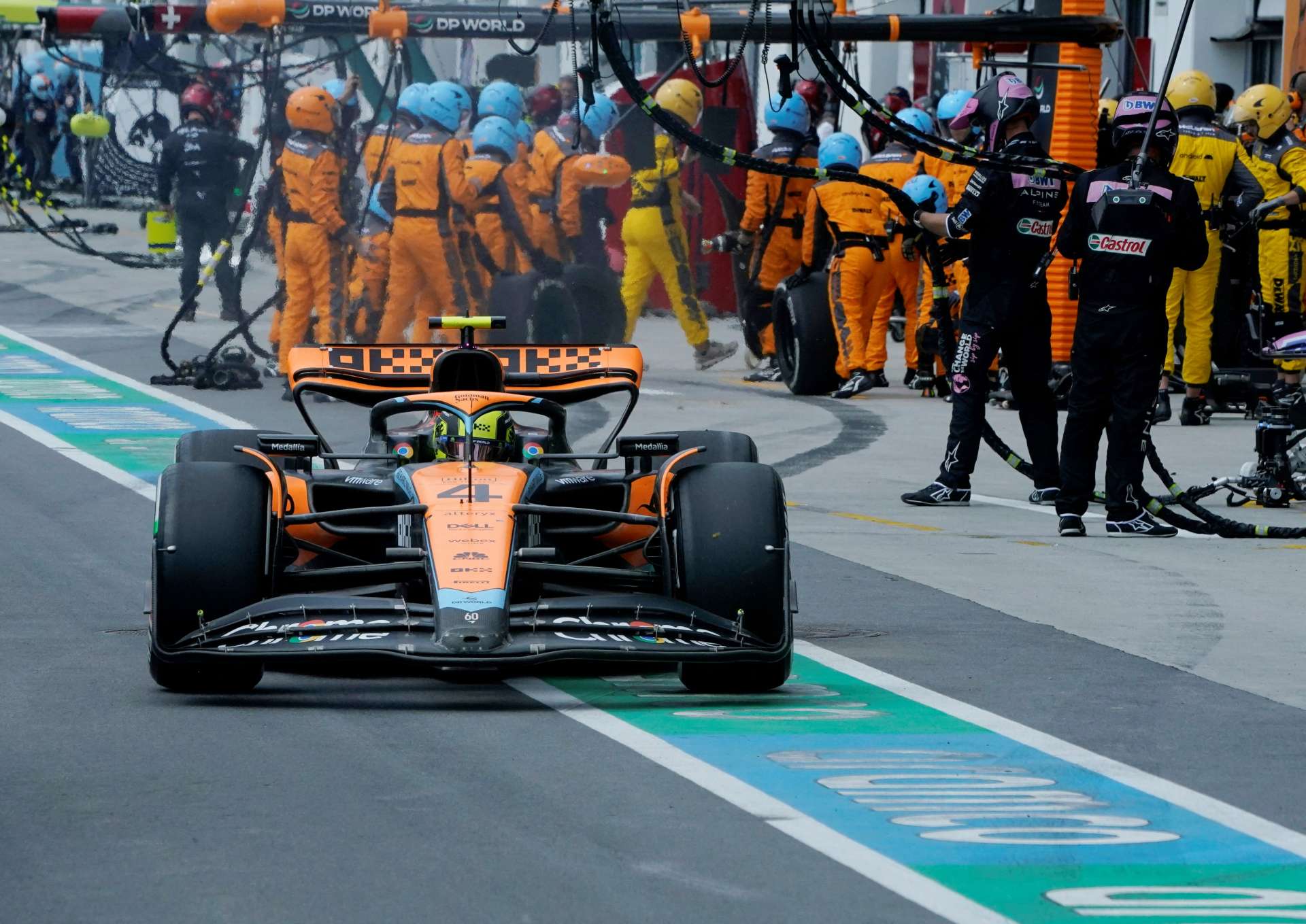McLaren se muestra “muy sorprendida” por la sanción que sacó a Norris del top-10 en Canadá.