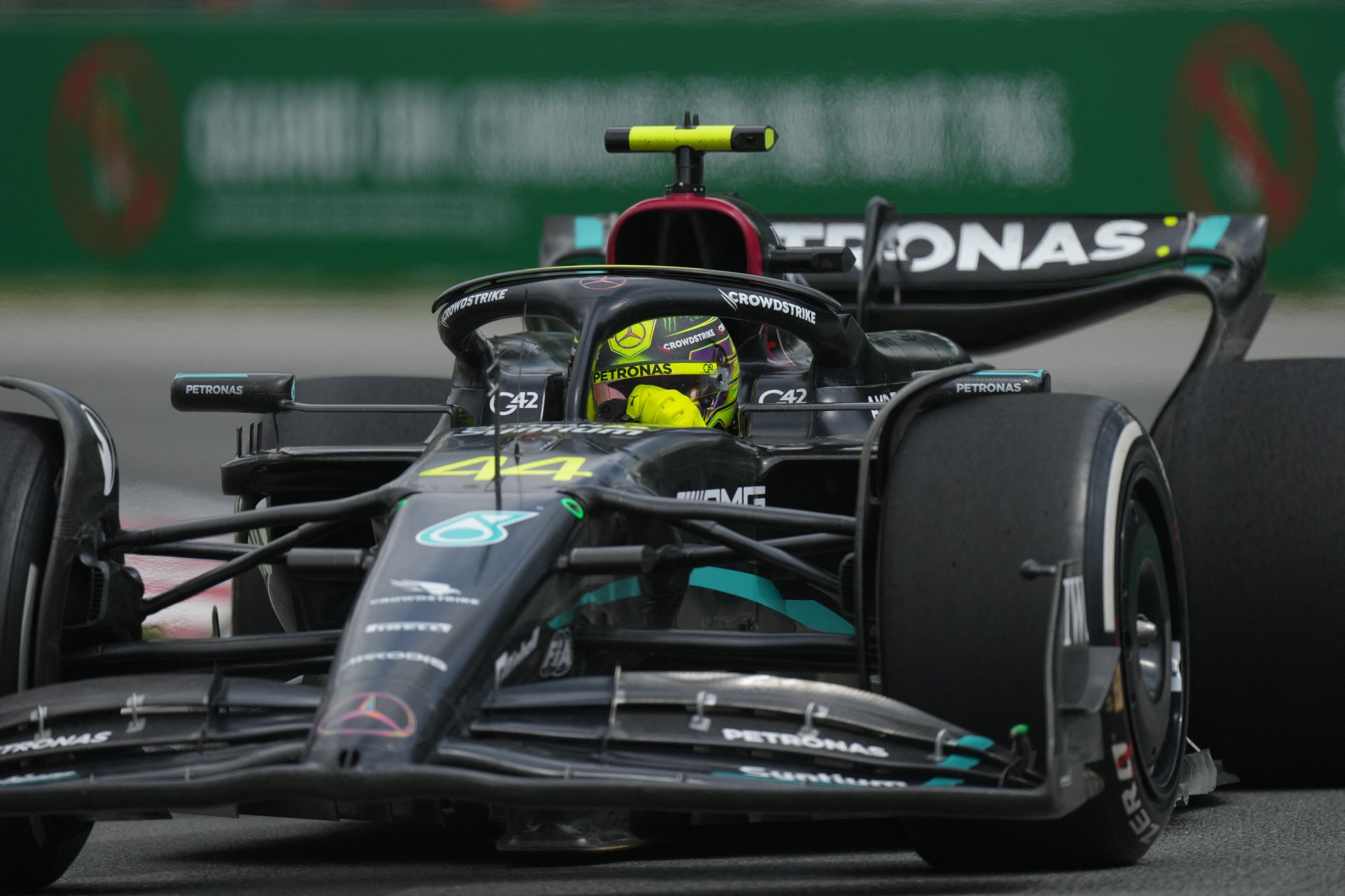 Mercedes vibra com pódio de Hamilton e diz que “carro funciona bem” em pista difícil