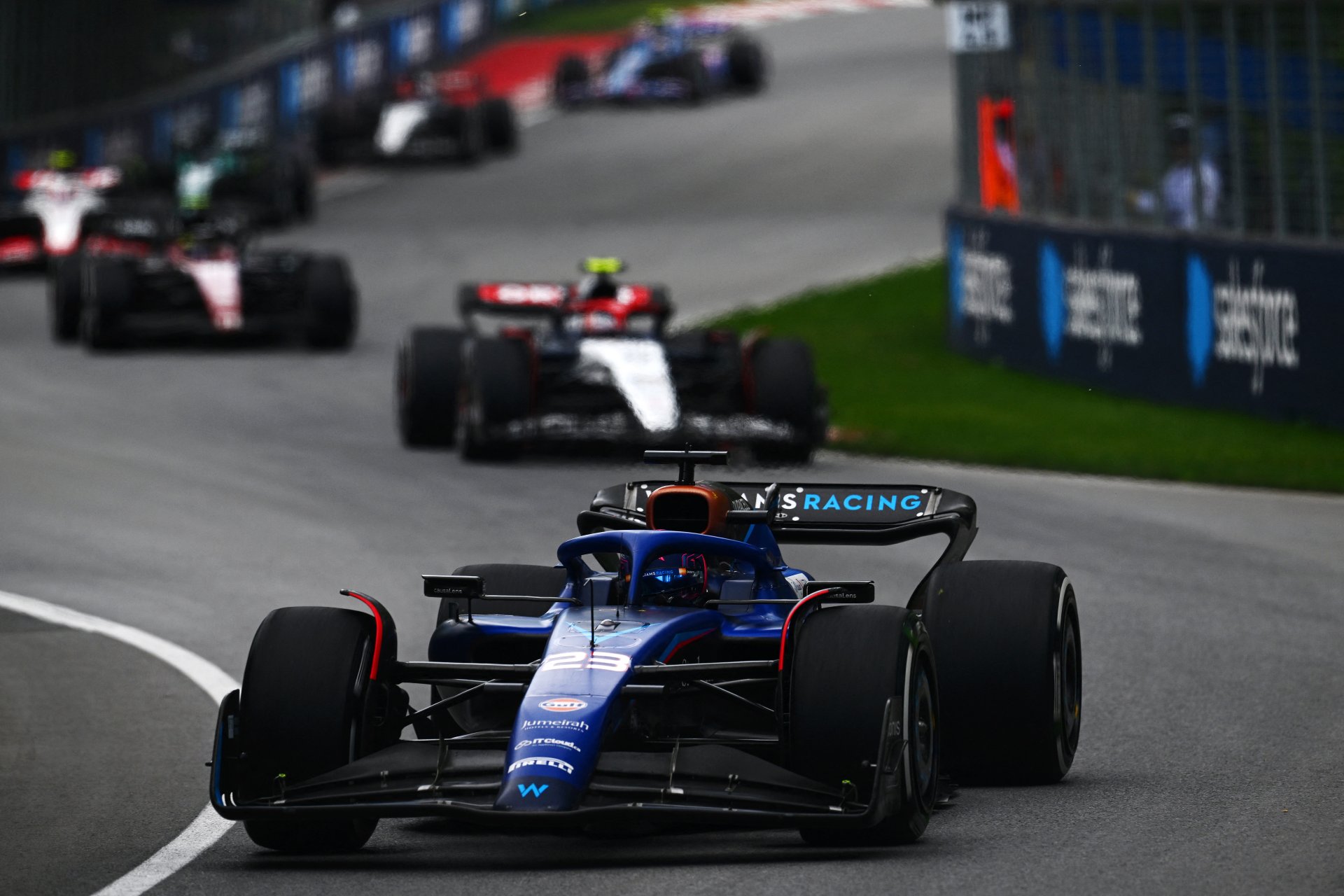 Albon festeja sétimo lugar e credita resultado ao cuidado com pneus no Canadá