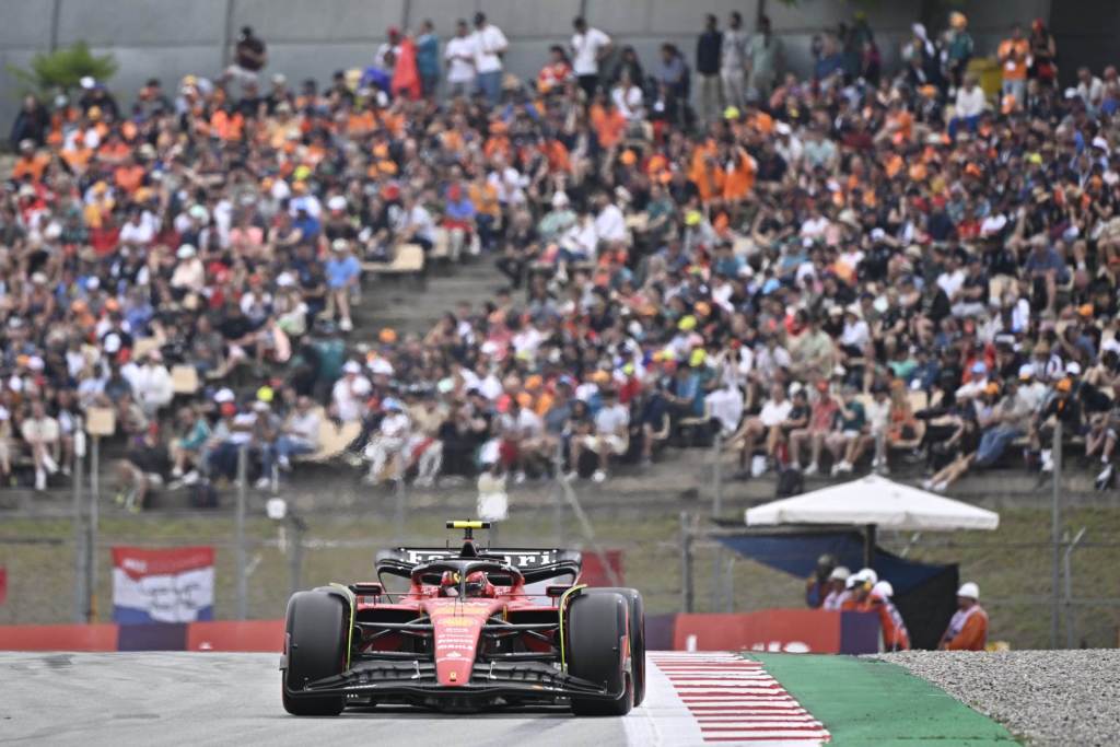 Sainz celebra apoio da torcida após “classificação difícil” e mira pódio na Espanha
