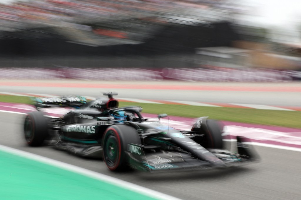 Russell se defende de batida com Hamilton na Espanha: “Nem sabia que estava lá”