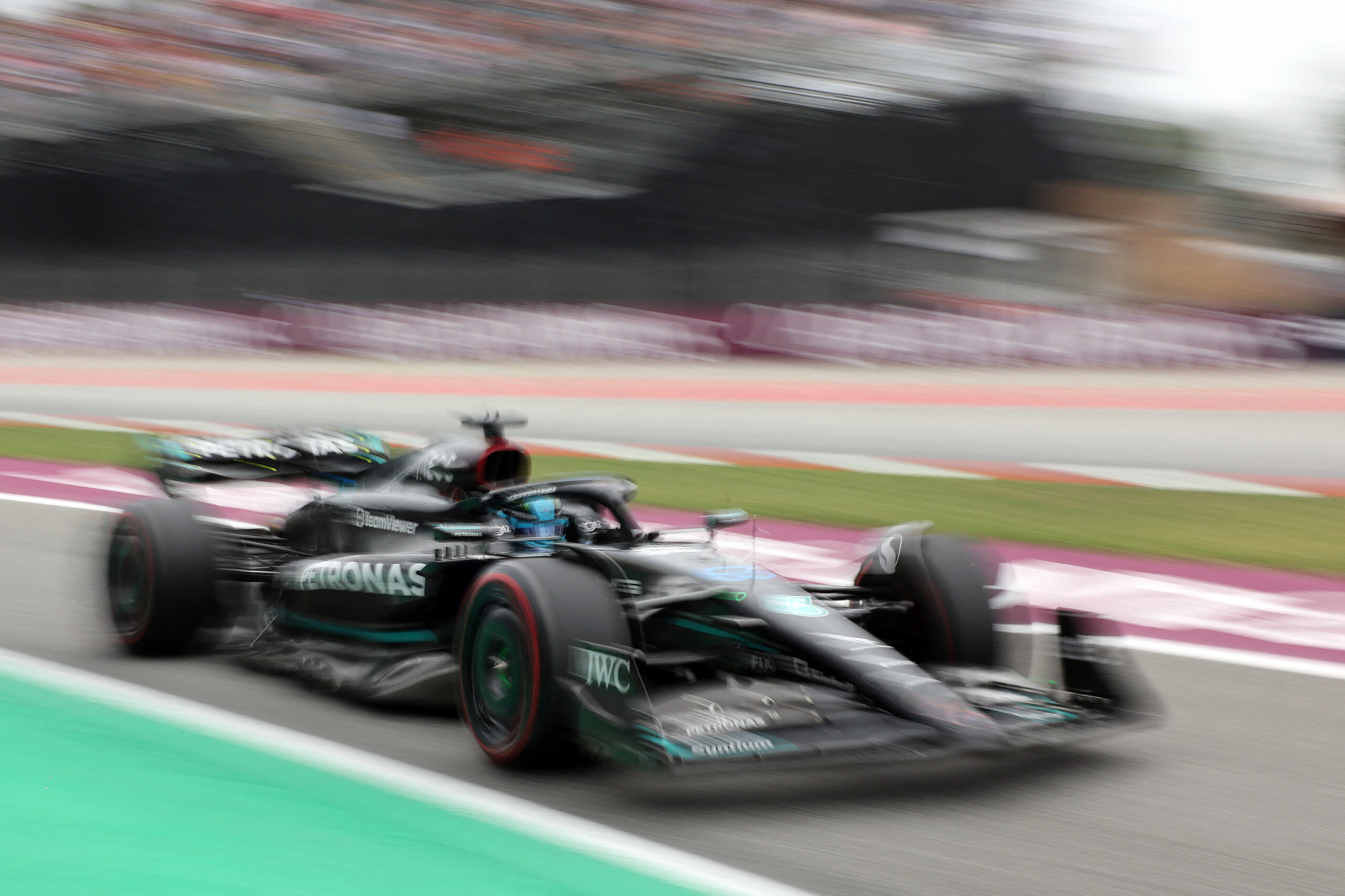 Russell se defende de batida com Hamilton na Espanha: “Nem sabia que estava lá”