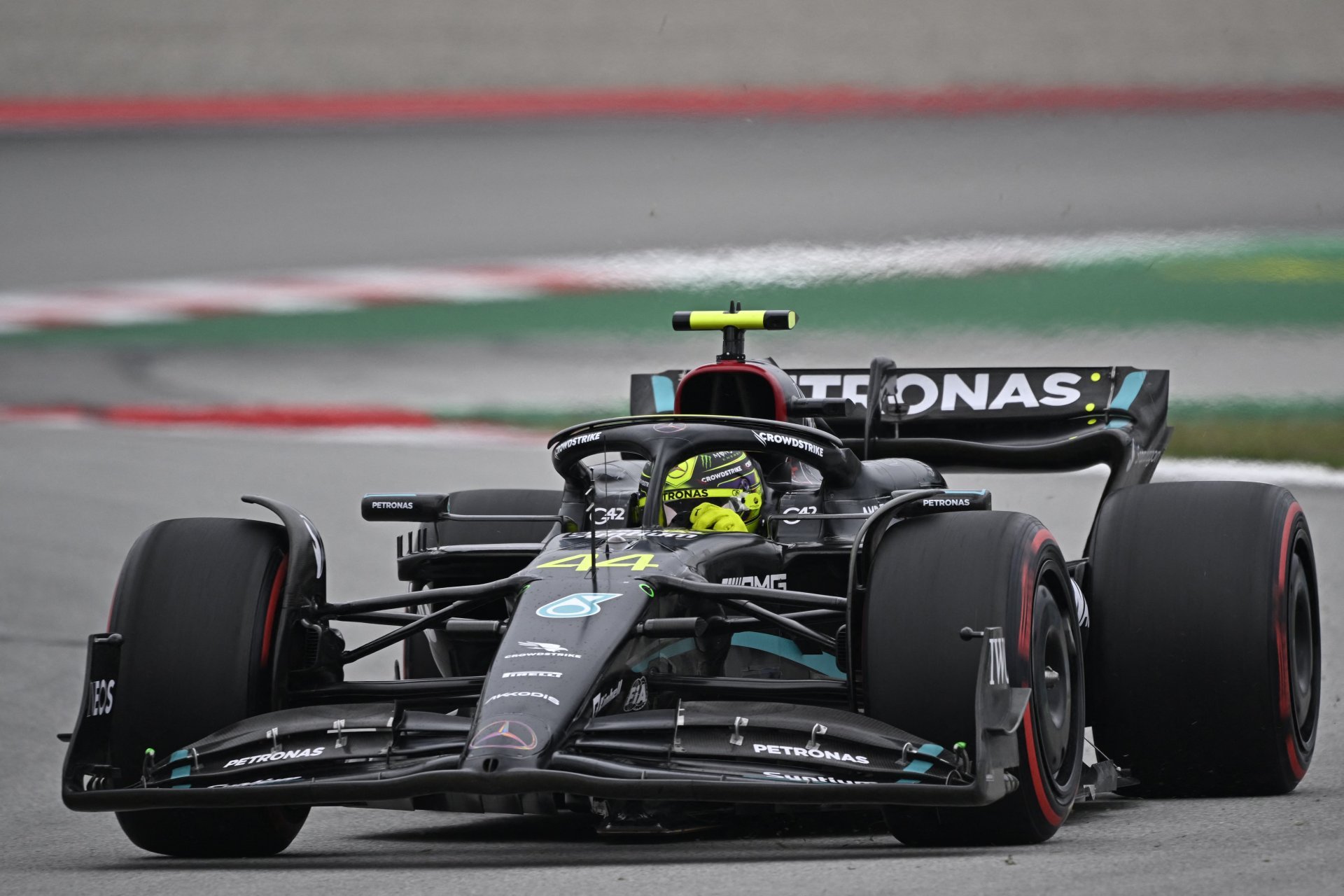 Hamilton minimiza toque con Russell y se sorprende con 5° lugar en grilla de España