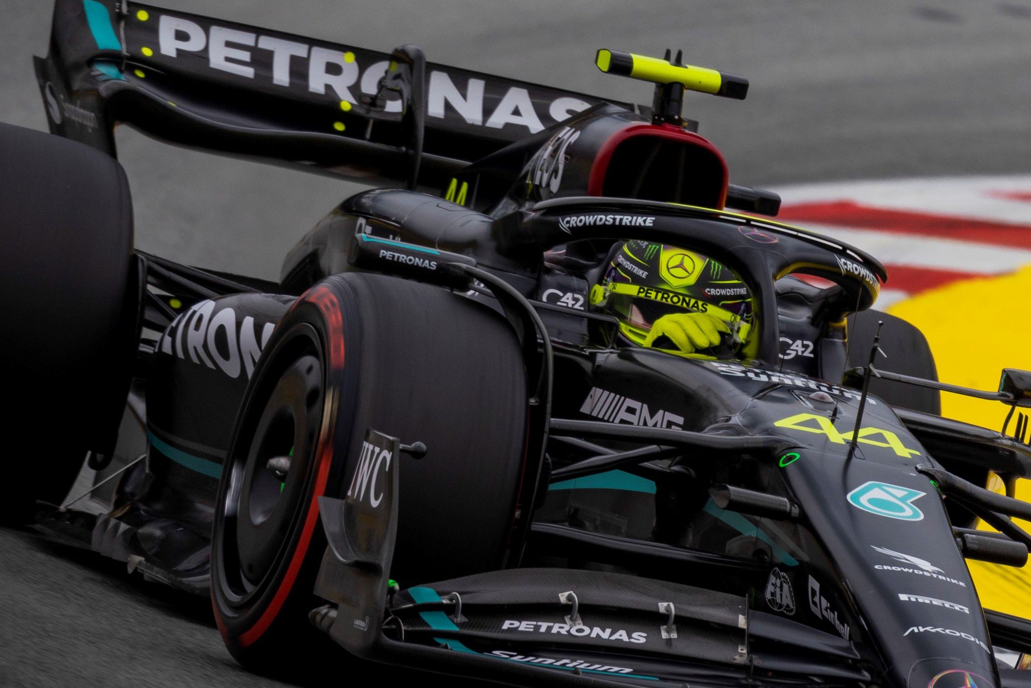 Hamilton llena de elogios a Mercedes por su doble podio y promete alcanzar a Red Bull