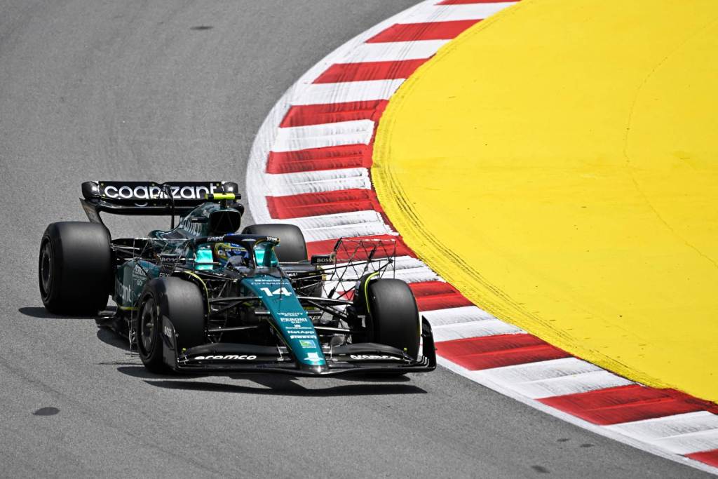 Alonso nota pista “más lenta” en España y recomienda “no prestar atención a los tiempos”
