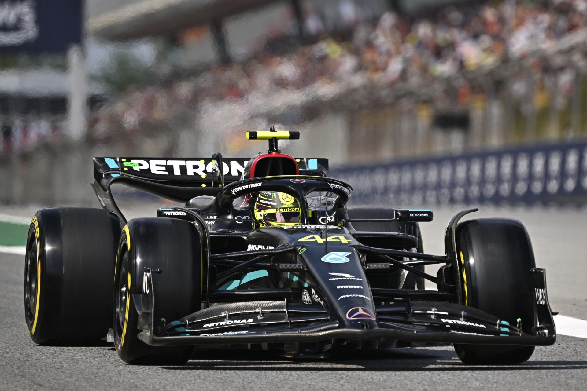 Mercedes admite que pressa para atualizar W14 preocupou, mas “deu resultado até agora”