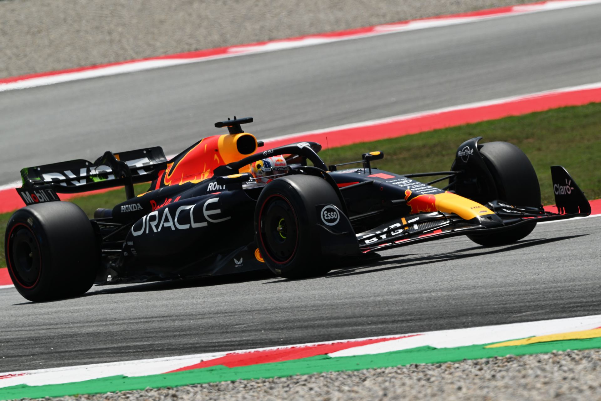Verstappen sobra e coloca 0s7 em cima de Pérez em TL1 marcado por quiques na Espanha