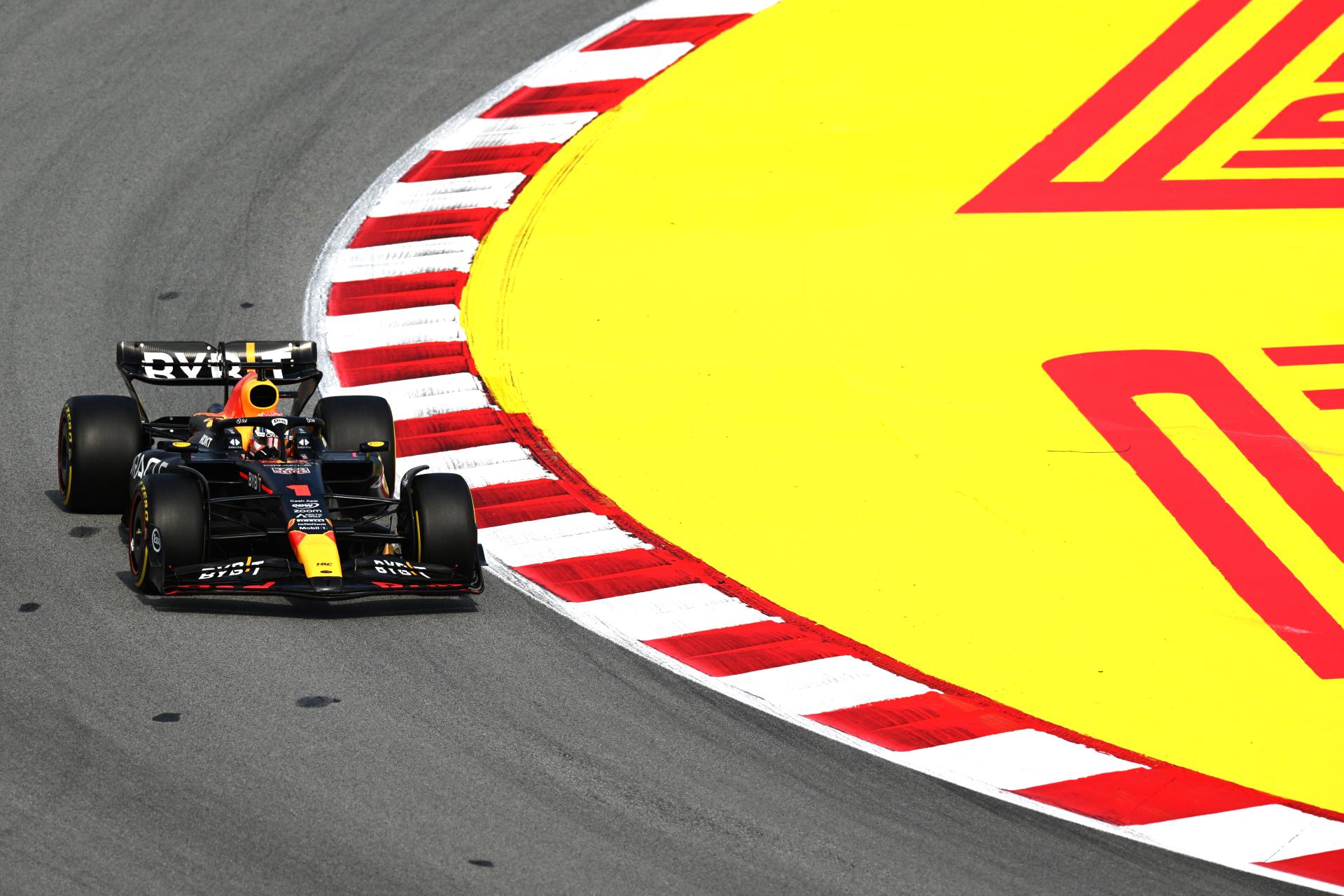 Verstappen completa domínio da sexta-feira na Espanha e lidera TL2. Alonso é 2º