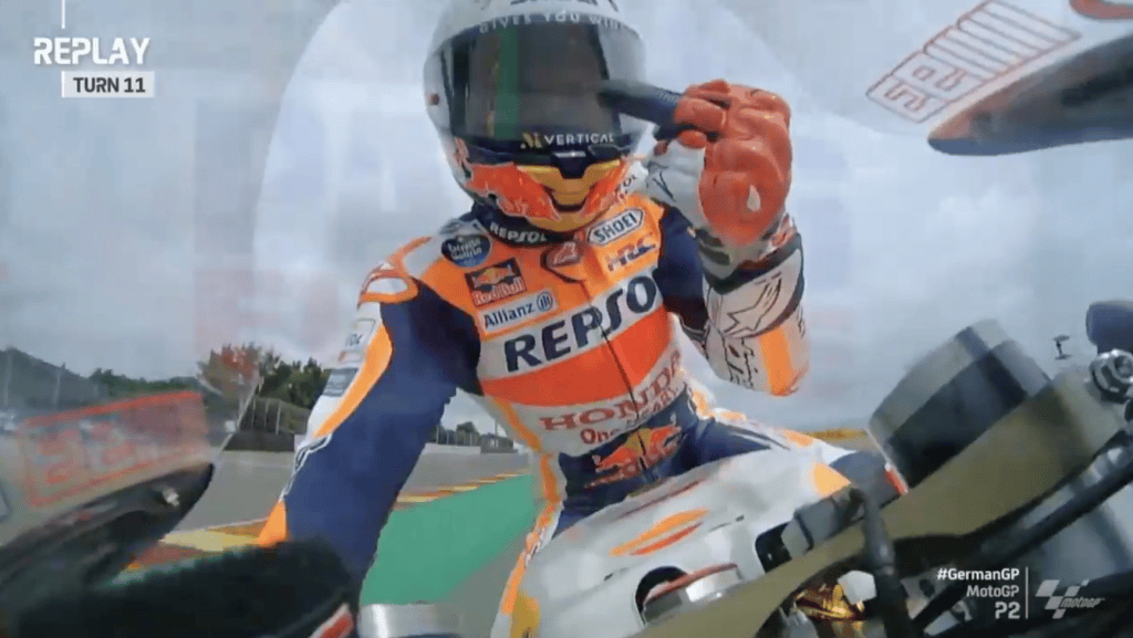 Marc Márquez hace ‘fuck you’ a la cámara al evitar caída en ensayo de MotoGP