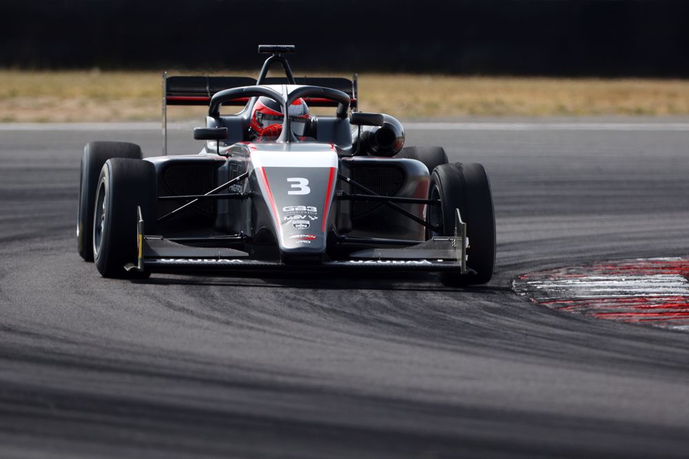 Ping e Mavlyutov vencem corridas 2 e 3 da GB3 em Snetterton. Staico vai ao pódio