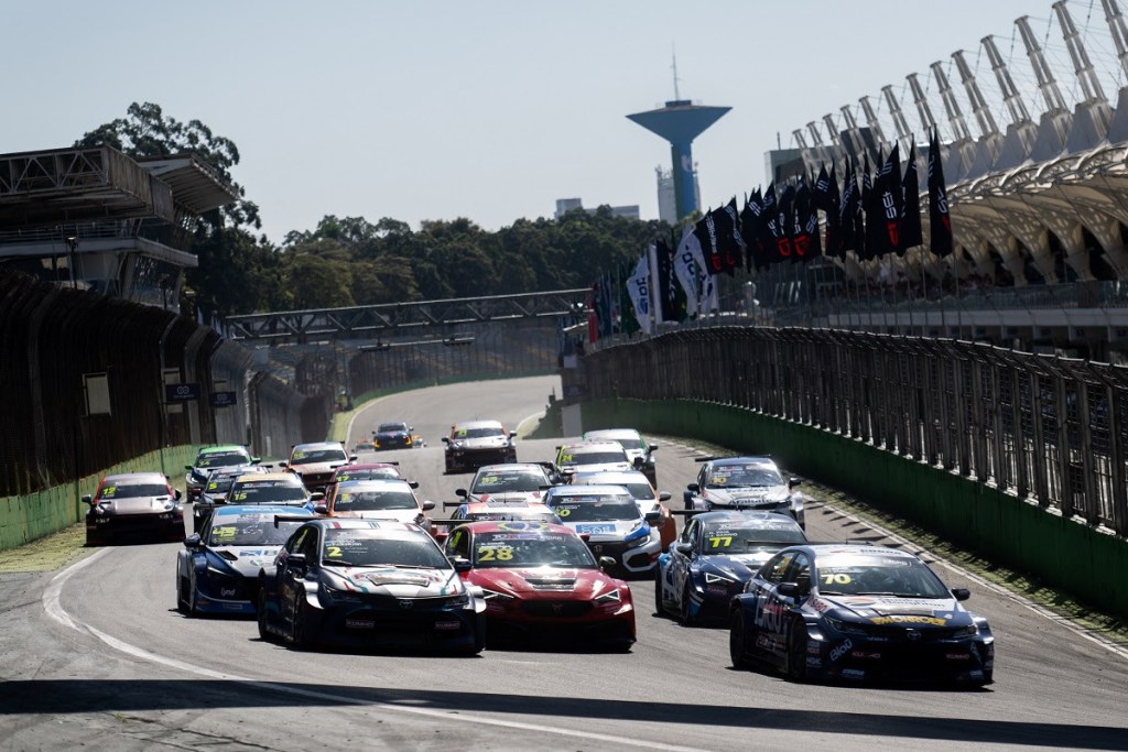 Osman y Lapenna vencen en la presentación del TCR Sudamericano en Interlagos
