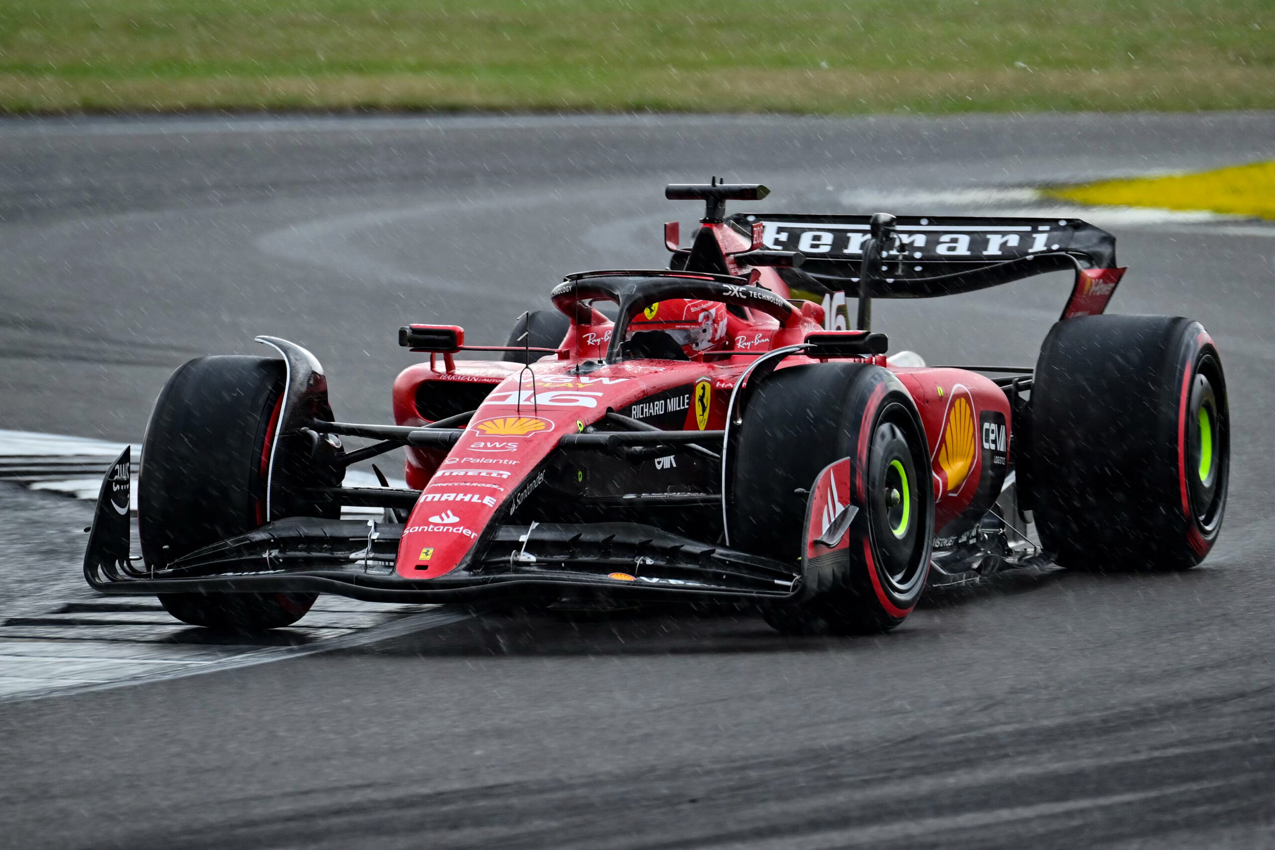 Leclerc se recupera de viernes complicado y lidera lluviosa FP3 del GP de Gran Bretaña