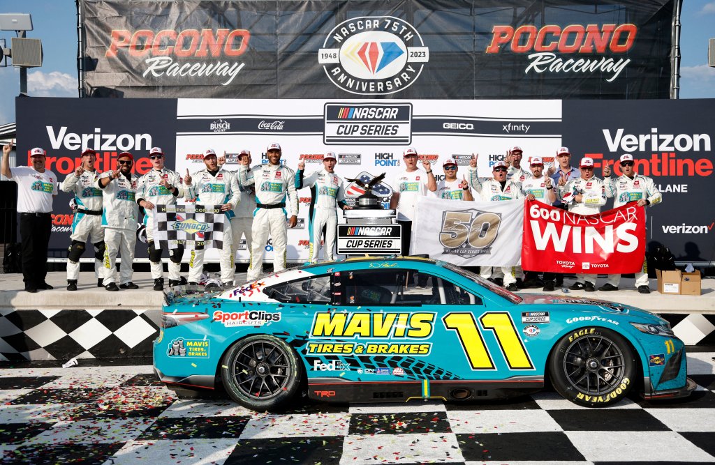 Hamlin gana en Pocono entre abucheos tras apretar a Larson contra el muro