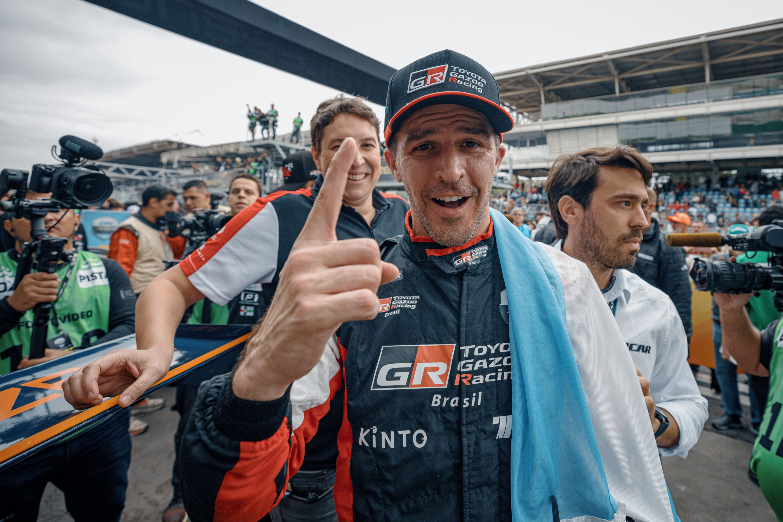 Rossi obtiene una victoria y un podio en la fecha de Stock Car en Interlagos