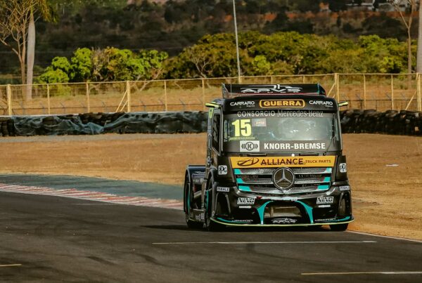 Andrade e Giaffone vencem em etapa de calor intenso da Copa Truck em Goiânia
