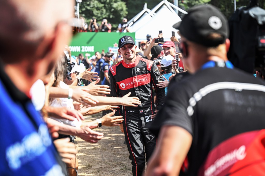 ‘Realeza’ em Londres, Dennis promete manter preparação para decisão: “Tem funcionado”