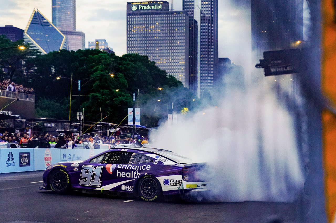 Van Gisbergen hace historia y gana la primera carrera de Nascar en las calles de Chicago