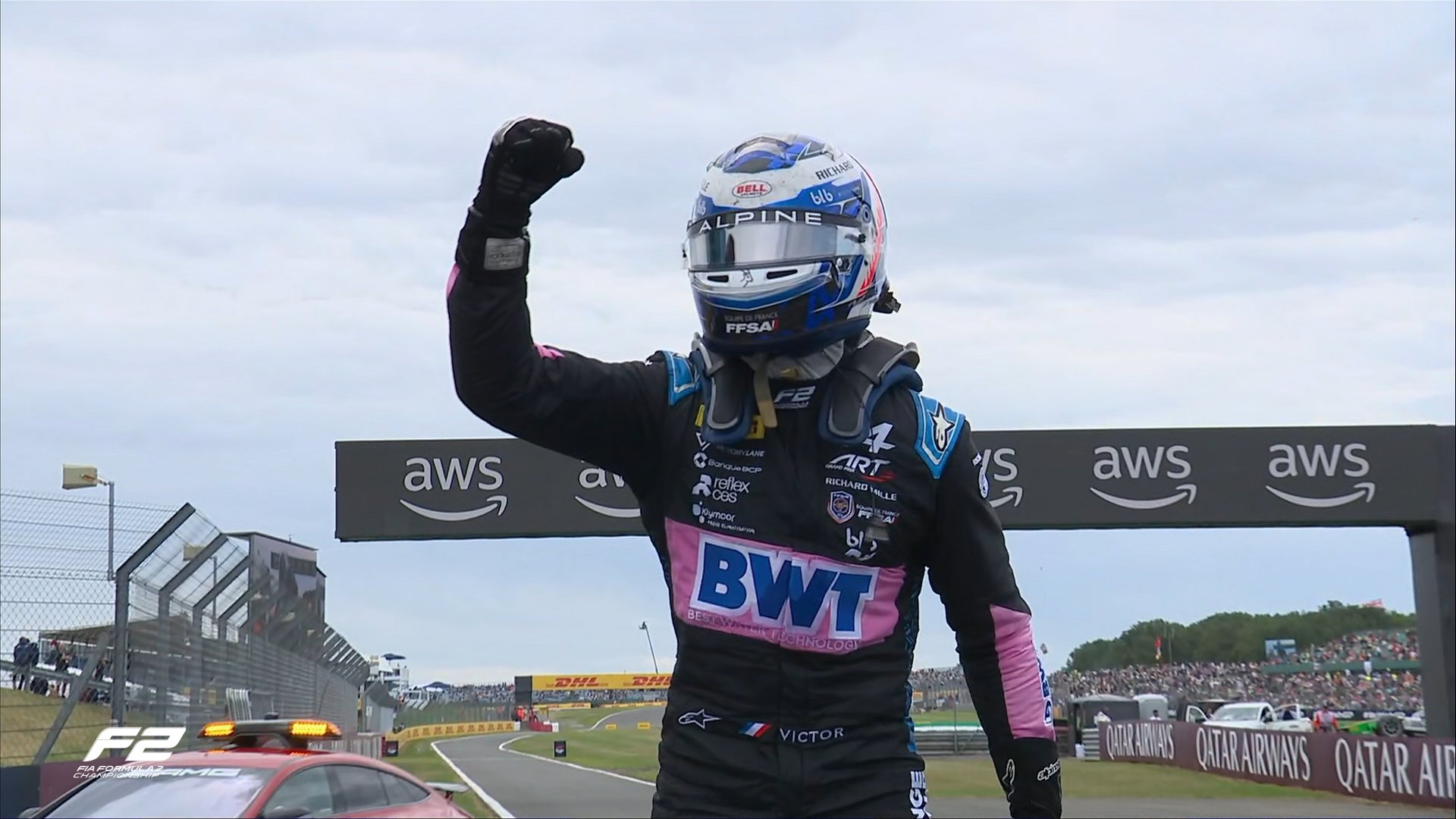 Martins escapa del castigo y gana agitada carrera principal de F2 en Silverstone