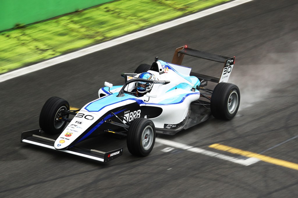 Tessaro domina na chuva e fecha fim de semana da F4 Brasil com vitória em Interlagos