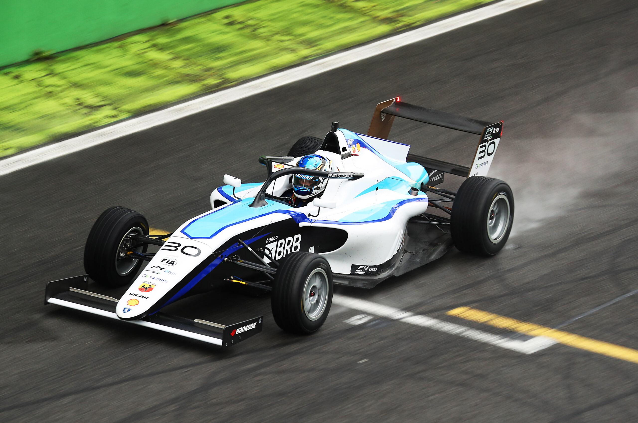 Tessaro domina na chuva e fecha fim de semana da F4 Brasil com vitória em Interlagos