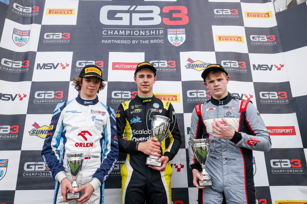 Cresswell dá troco em Rees em chuvosa corrida 2 da etapa de Silverstone da GB3. Staico é 16º
