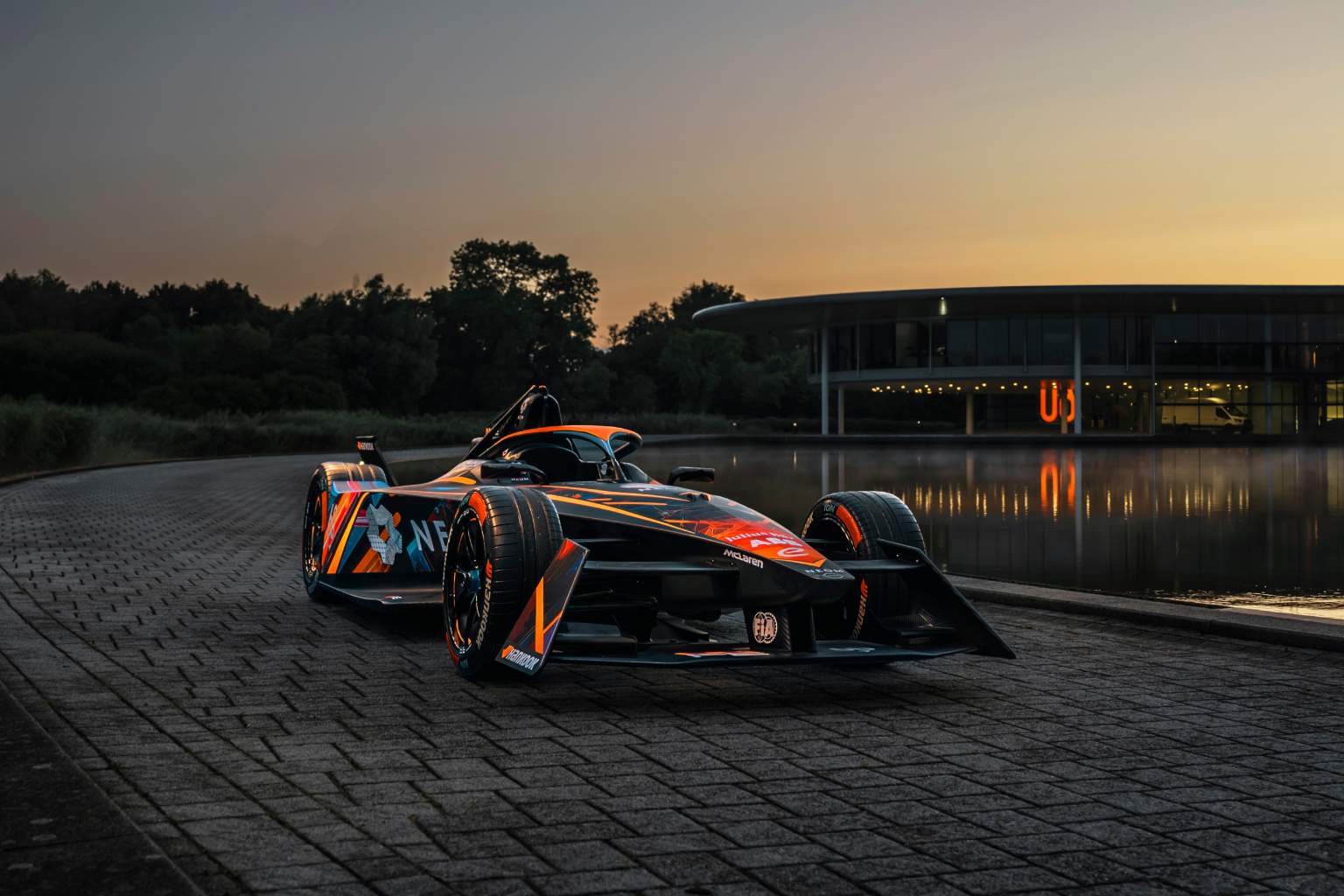 McLaren anuncia pintura especial de 60º aniversário gerada por IA no eP de Londres