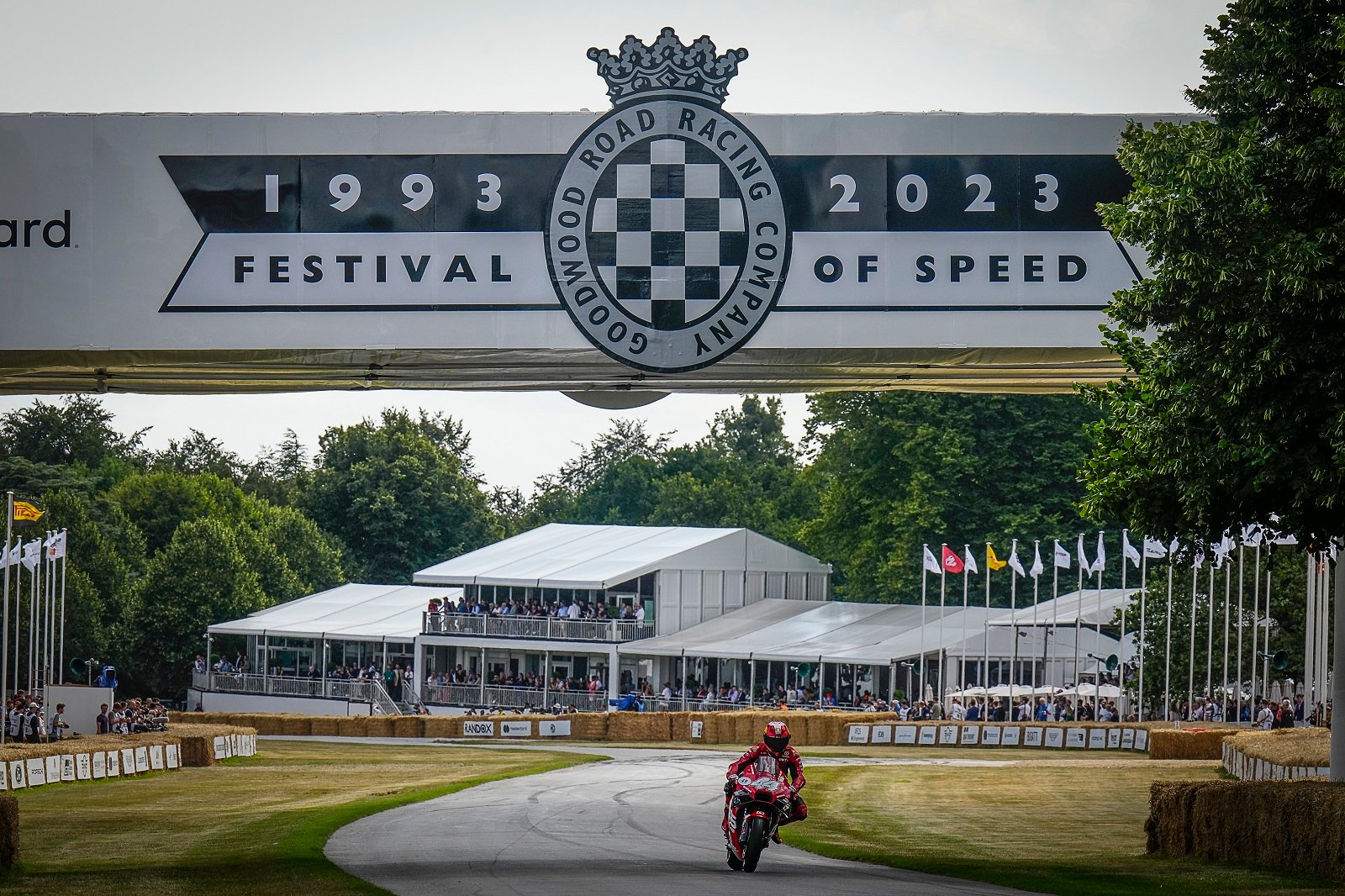 Pol Espargaró pilota em Goodwood e anseia por volta à MotoGP: “Chega de falar de lesão”