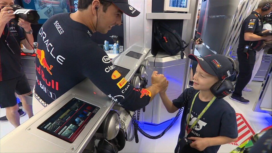 Red Bull leva menino que chorou após batida de Pérez no TL1 para conhecer paddock