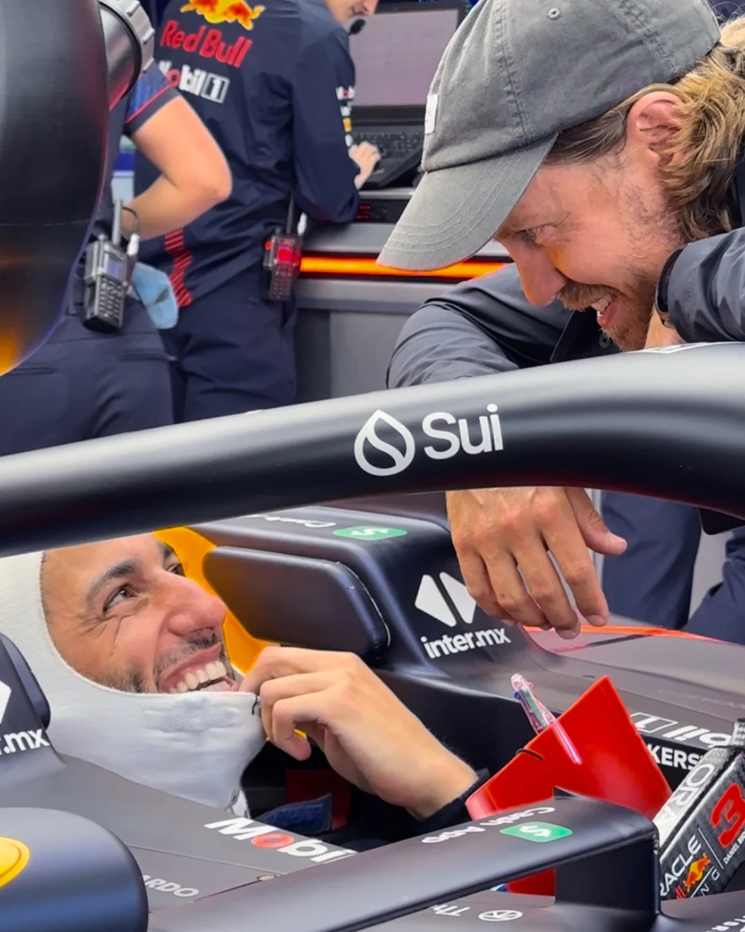 Vettel visita a Ricciardo durante prueba con Red Bull en Silverstone