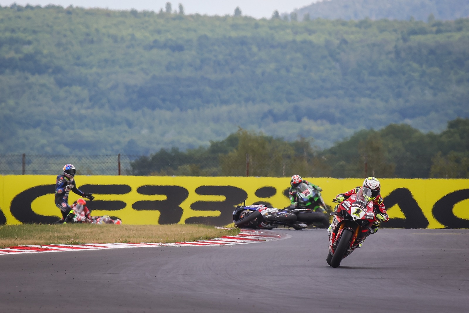 Razgatlioglu vence Superpole, mas cai na prova 2 e vê triunfo de Bautista no WSBK em Most