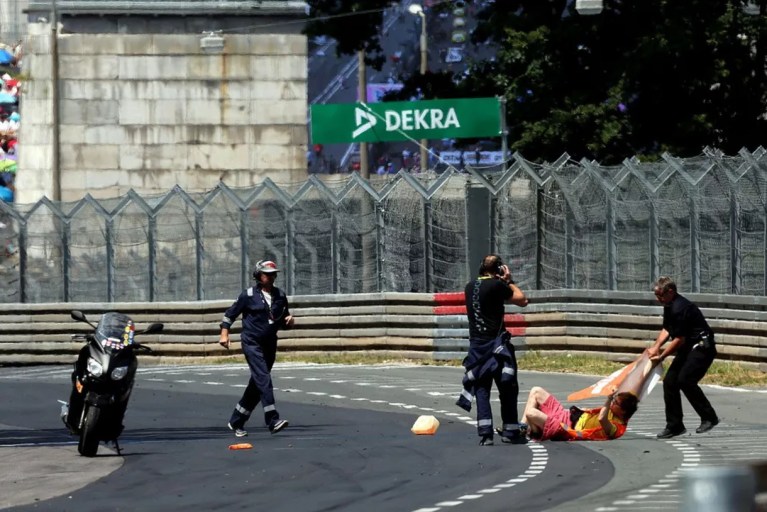 Un auxiliar de pista resulta herido durante invasión de manifestantes en DTM