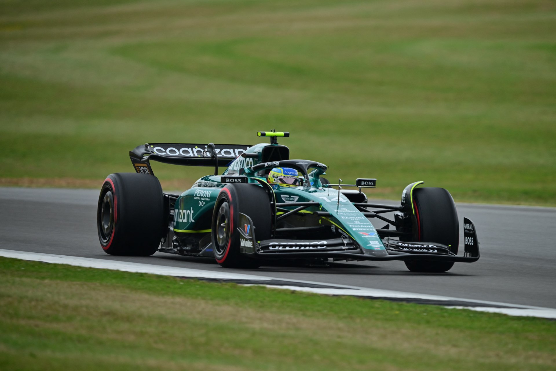 Alonso nota a Aston Martin “no muy rápida” en Silverstone y pide “táctica defensiva”