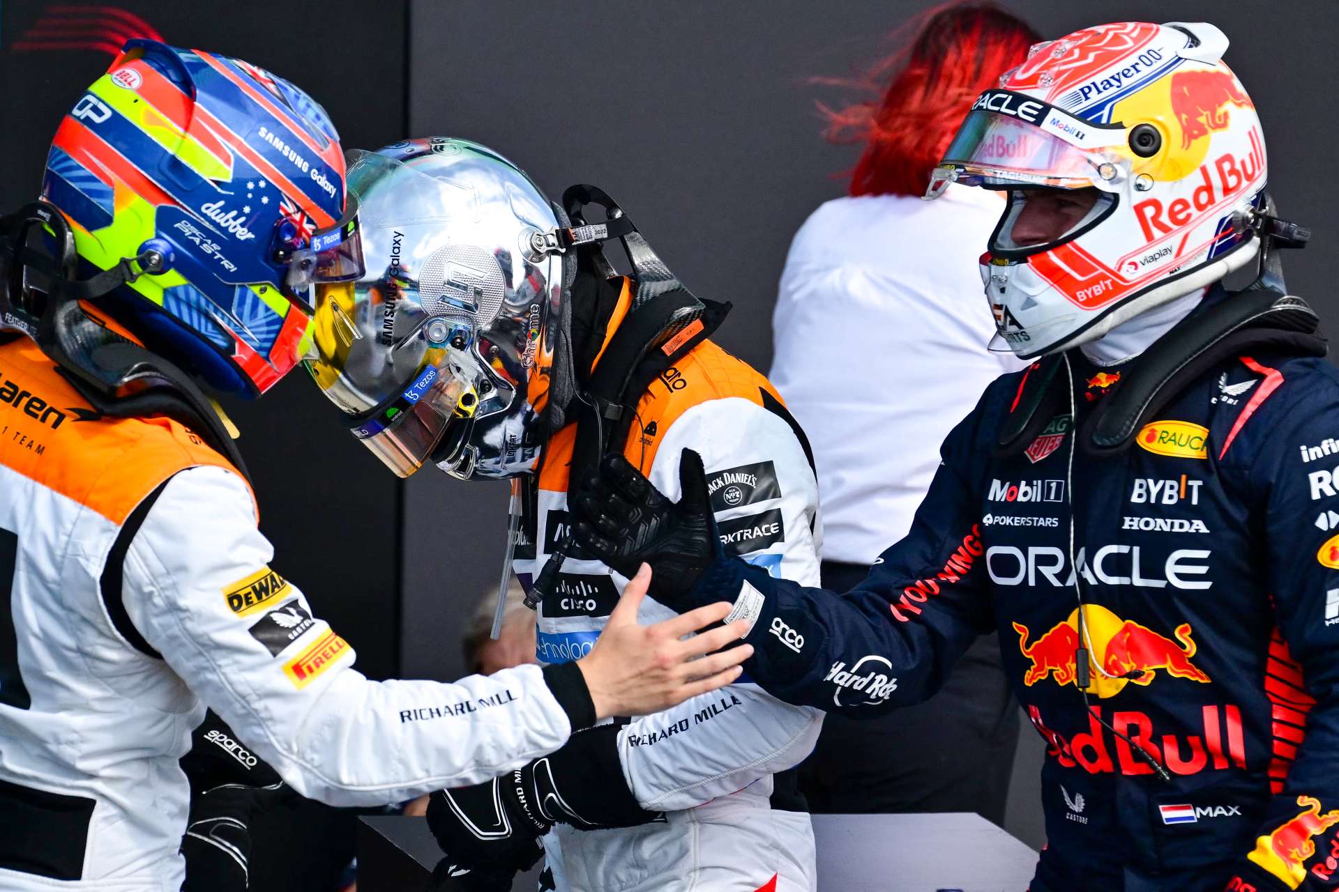 Verstappen revela que corre en Inglaterra con una mano lesionada: ”Me torcí el dedo”