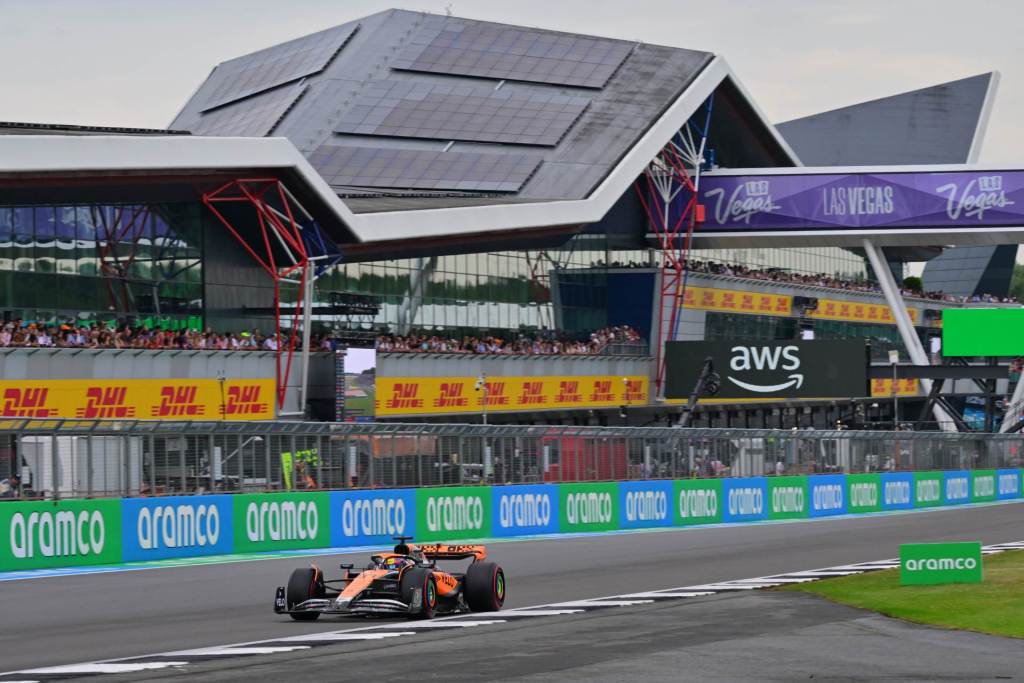 Piastri vibra com “foguete” da McLaren e “mega resultado” no grid da Inglaterra