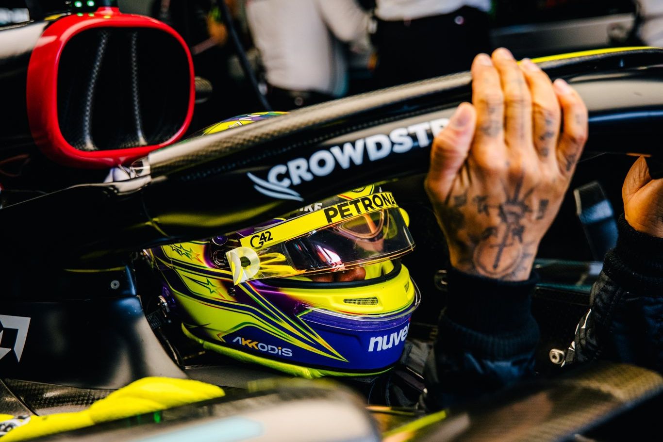 Hamilton diz que atualizações não surtiram efeito no W14: “Carro continua o mesmo”