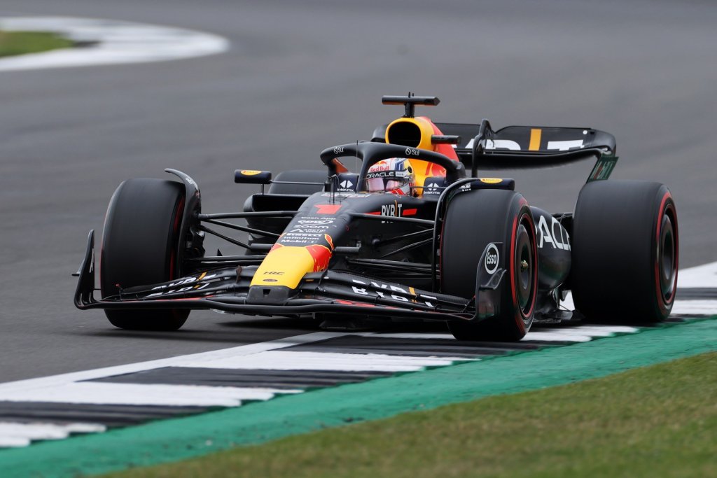 Verstappen ignora chove-para de Silverstone e conquista pole do GP da Inglaterra