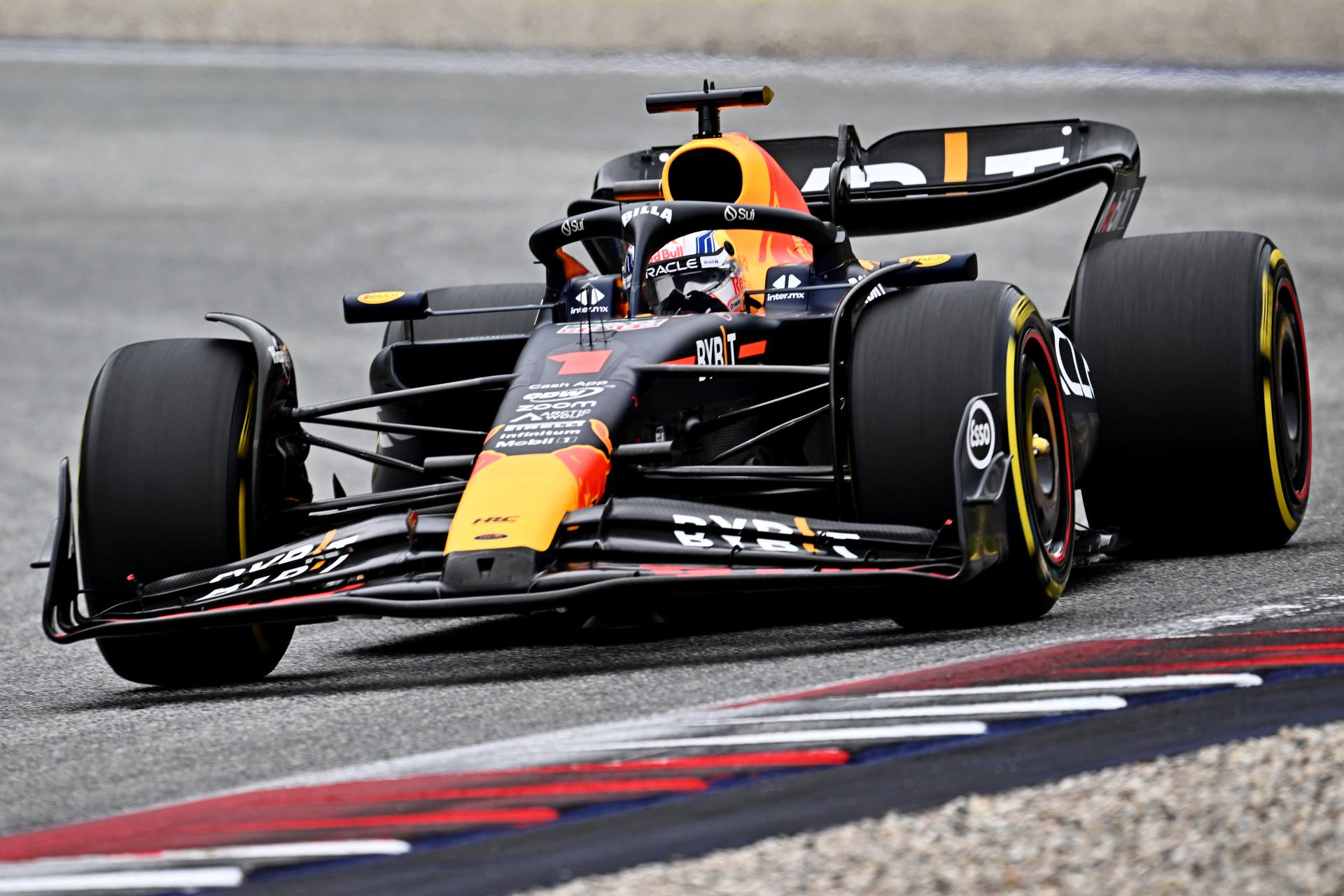 Verstappen confirma favoritismo e crava pole para sprint da Áustria. Mercedes desaba