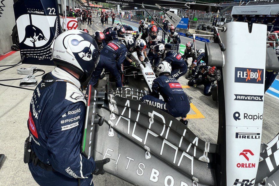 Tsunoda toca Ocon, passeia pela brita e manda primeiro safety-car à pista na Áustria
