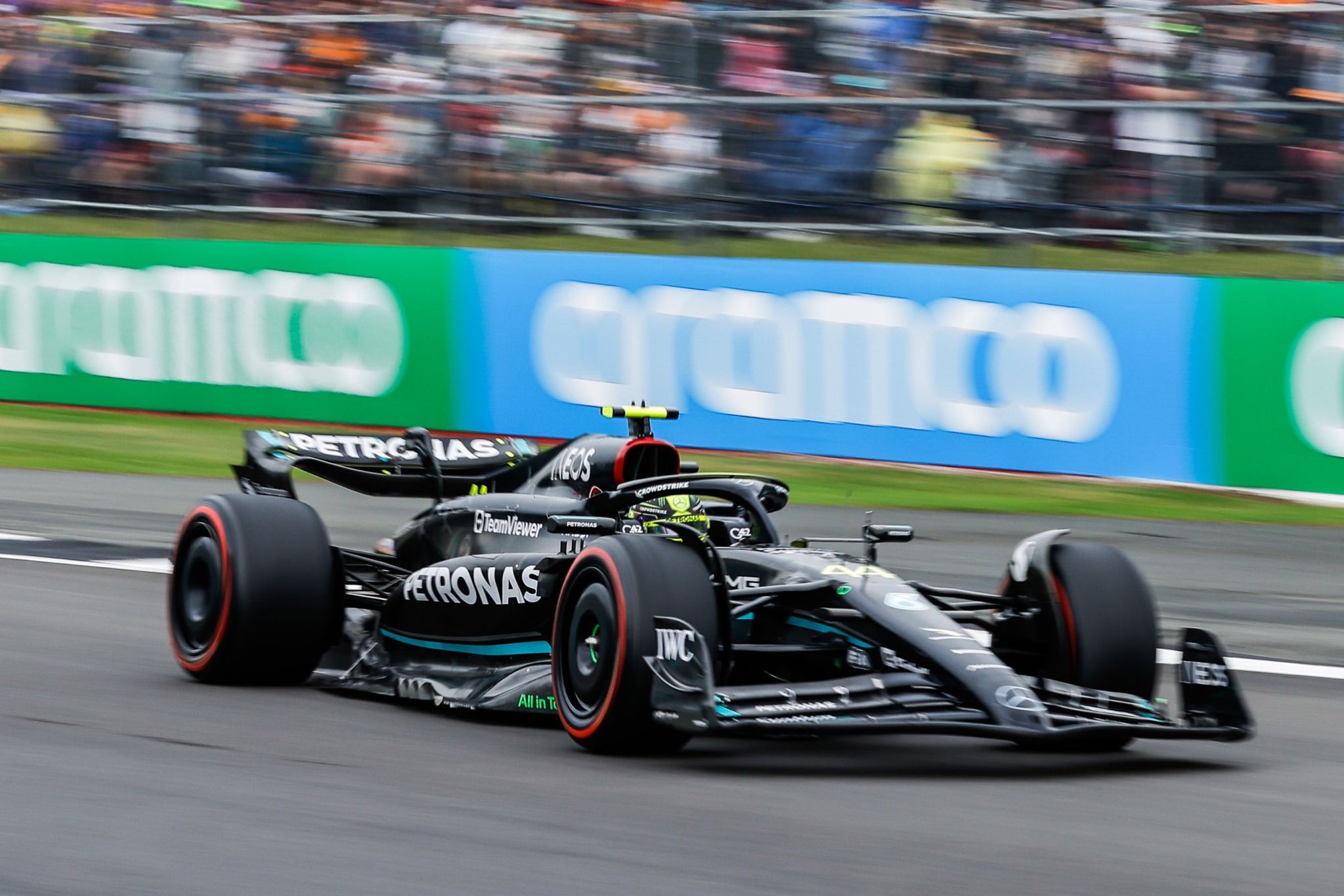 Hamilton celebra buen ritmo en Inglaterra y asegura estar “más cerca” de Red Bull