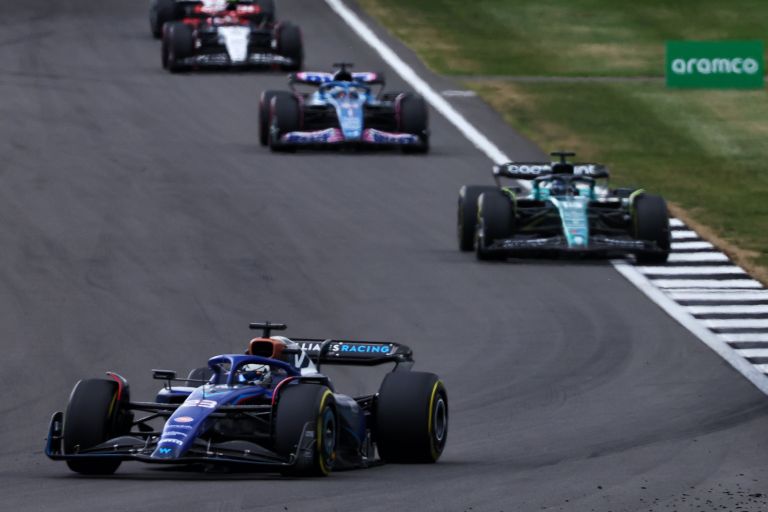 Alexander Albon conseguiu mais um resultado na zona de pontuação com a Williams no GP da Inglaterra (Foto: Williams)