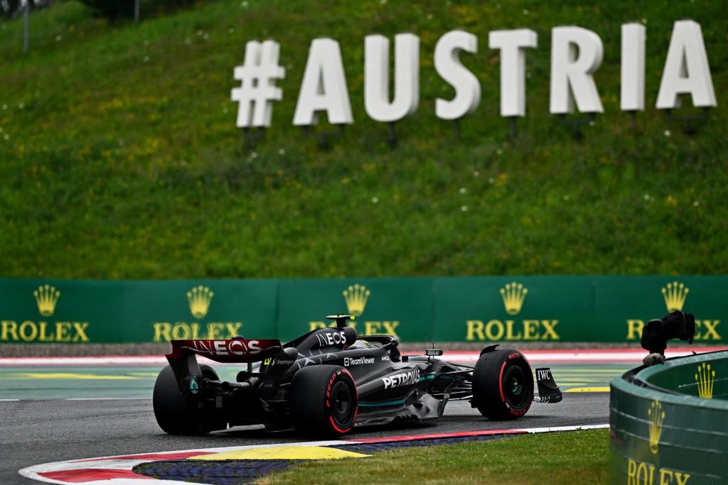 Hamilton culpa al ajuste del alerón delantero por exceder los límites de pista en Austria