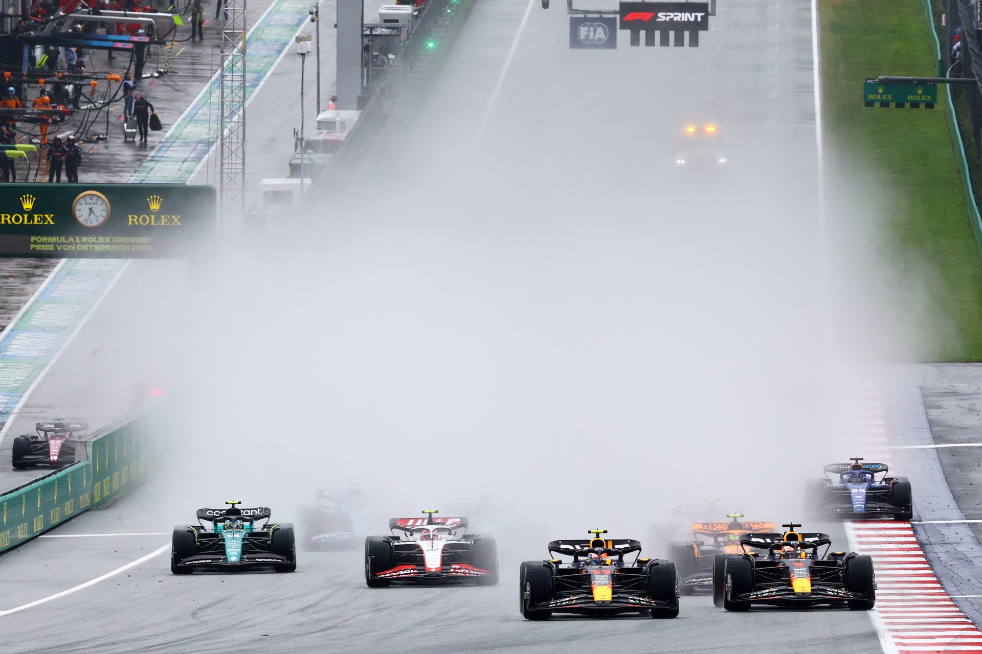 Pérez casi golpea a Verstappen en la lucha por el liderato en la vuelta 1 del sprint de Austria