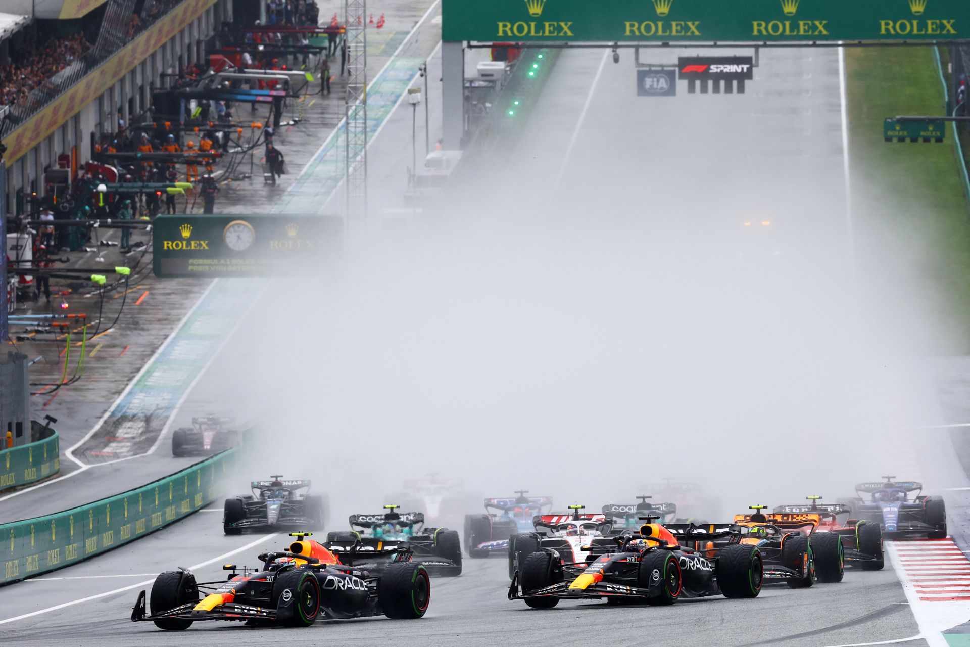 Verstappen leva susto na largada, mas vence corrida sprint caótica na Áustria